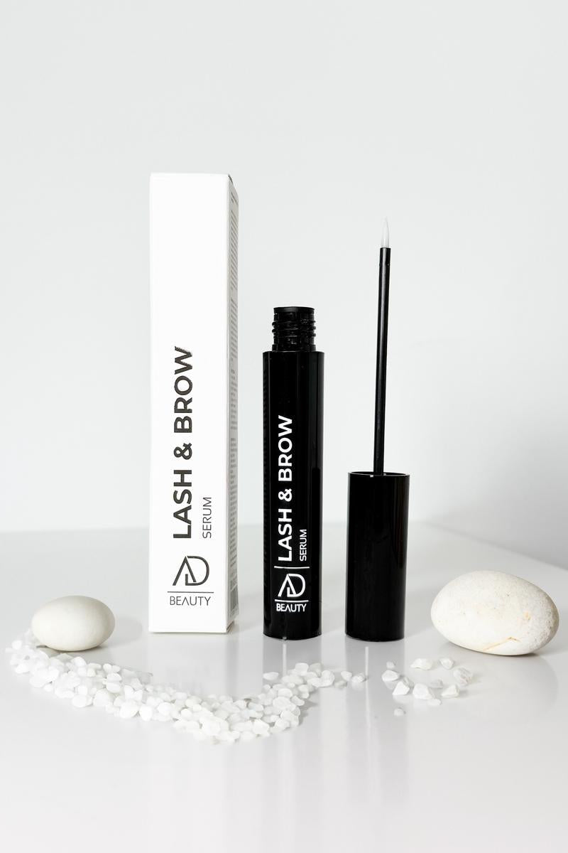 Geöffnetes AD Beauty Lash & Brow Serum mit feinem Applikator – vegan, hormonfrei und ideal zur täglichen Anwendung. Serum für lange, gesunde Wimpern